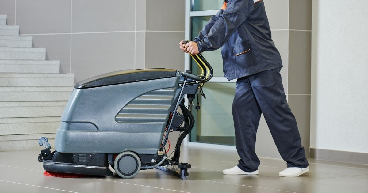 Sprzątanie hal przemysłowych - używając maszyn